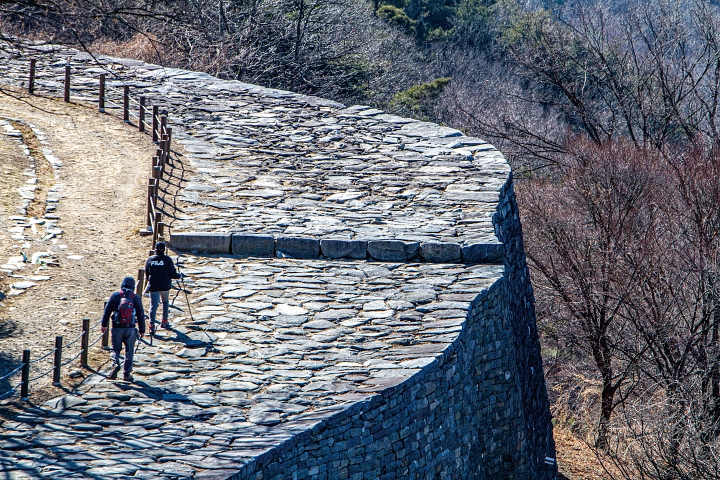 계족산 황톳길은 계족산 정상이 아니라 계족산성을 가운데 두고 한 바퀴 돈다. 황톳길이 지루하다면 산성을 올라가는 코스로 걷는 것도 방법이다.