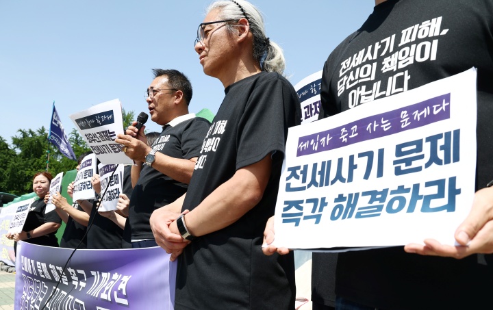 전세사기·깡통전세 피해자 전국대책위원회 관계자들이 서울 여의도 국회 앞에서 전세사기 문제 해결 촉구 기자회견을 하고 있다. 2025.6.5. (ⓒ뉴스1, 무단 전재-재배포 금지)