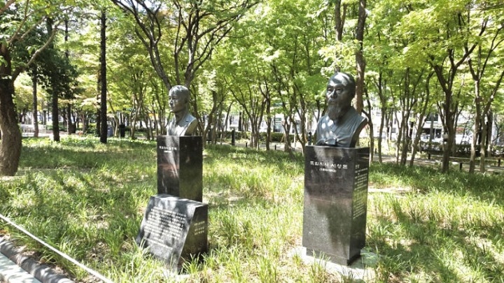 국채보상운동기념공원에 김광제, 서상돈 동상과 국채보상운동 여성기념비가 있다. {본인 촬영)
