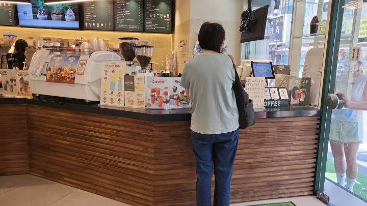 친구가 아르바이트를 하는 카페에서 손님이 주문을 하고 있다. (본인촬영)