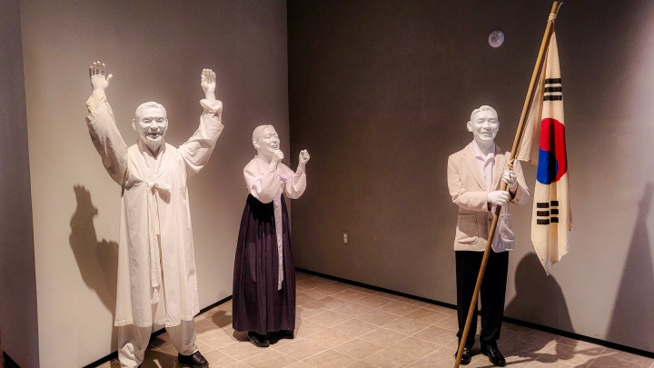 전시장 곳곳에는 실제 사람 크기와 똑같은 독립투사 조형물이 전시되어 있어 그 생생함을 더했다. (본인촬영)