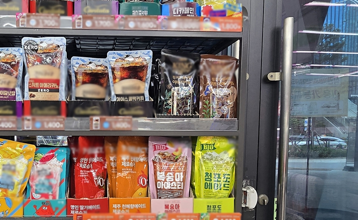 편의점 문 옆에 있는 음료수 장 (본인 촬영)