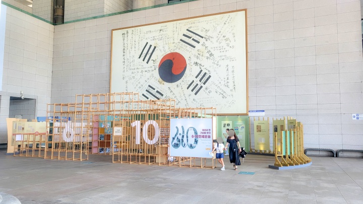 독립기념관에는 '김구 서명문 태극기' 뿐 아니라 한국광복군 서명문 태극기 등 다양한 태극기가 전시되어 있다. (본인촬영)