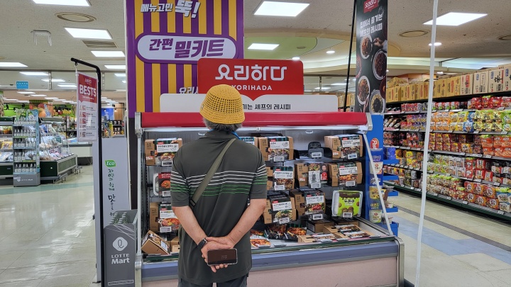 할인 중인 밀키트류를 보고 있는 소비자의 모습. (본인촬영)