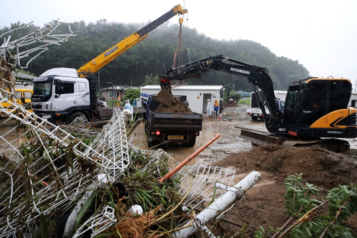 경북 안동시 일직면 귀미리 산불 이재민 주거용 임시 주택 일대가 집중호우로 침수된 가운데 수해 복구 현장에 다시 폭우가 쏟아지고 있다. 2026.7.19. (ⓒ뉴스1, 무단 전재-재배포 금지)