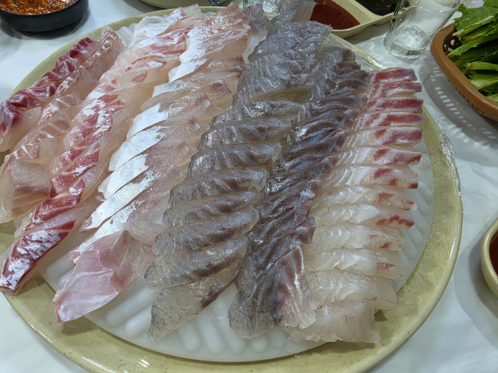 두툼하게 썰어낸 회.(직접 촬영)