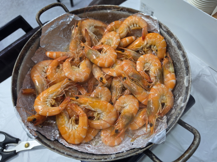 원산지를 알고 먹으니 더 맛있는 새우소금구이(직접 촬영)