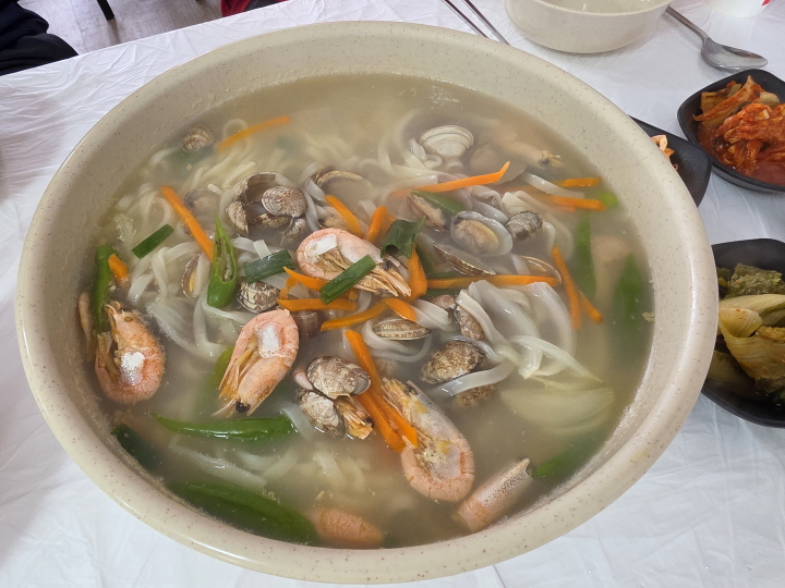 갯벌에서 난 바지락으로 끓인 칼국수(직접 촬영)