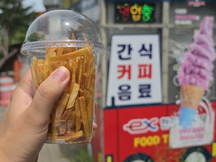 졸음쉼터에 있는 매점에서 고구마스틱을 구매했다.(직접 촬영)