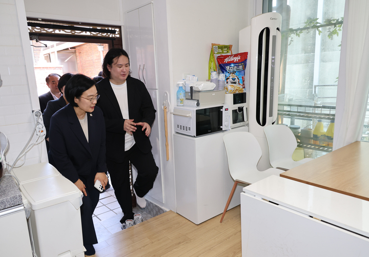 한성숙 국무총리가 29일 서울 강북구 안무서운 셰어하우스를 방문, 유승규 안무서운 회사 대표로부터 고립ㆍ은둔청년의 거주공간에 대해 설명듣고 있다. 2026.7.29 (사진=저작권자(c) 연합뉴스, 무단 전재-재배포 금지)