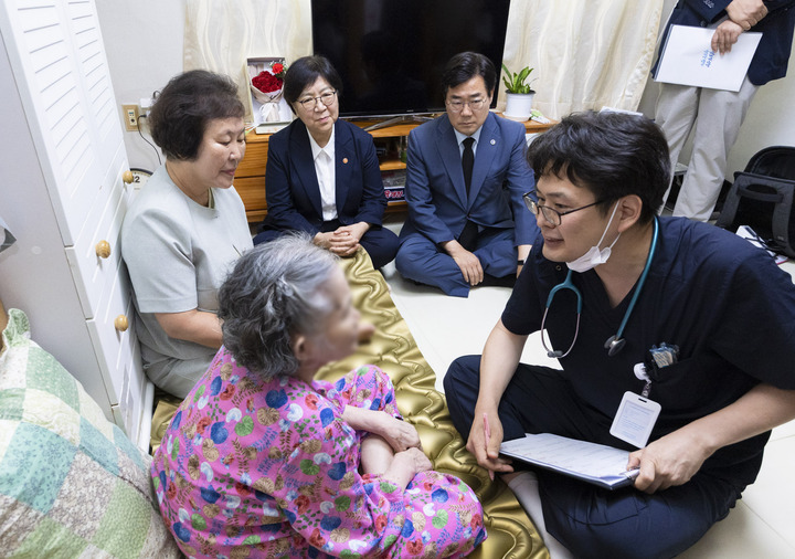 정은경 보건복지부 장관과 박찬대 인천시장이 5일 인천시 부평구 통합돌봄 대상자 가정을 방문해 점검하고 있다. 2026.8.5 (사진=보건복지부)