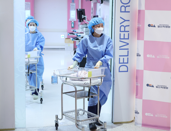 1일 오전 경기도 고양시 일산차병원에서 태어난 새해 첫아기들이 분만실을 나서고 있다. 2025.1.1 (사진=저작권자(c) 연합뉴스, 무단 전재-재배포 금지)