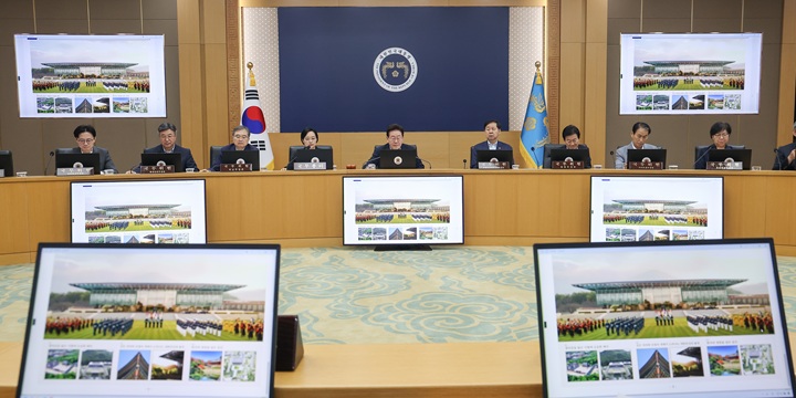 이재명 대통령이 11일 정부세종청사에서 열린 국무회의에서 대통령 세종 집무실 건립 및 국가 상징 구역 조성 현황 계획을 보고 받고 있다. (청와대통신사진기자단) 2026.8.11 (ⓒ뉴스1, 무단 전재-재배포 금지)