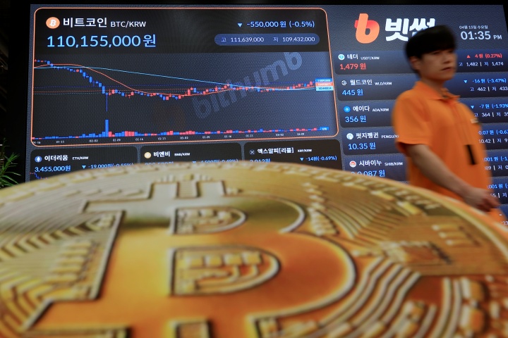 서울 강남구 빗썸 고객센터 전광판에 가상자산 시세가 나오고 있다. 2026.4.15 (ⓒ뉴스1, 무단 전재-재배포 금지)