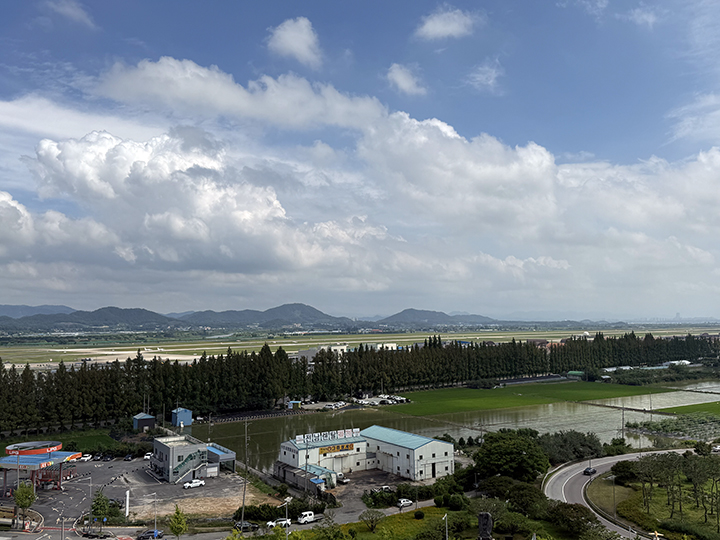 호남권 반도체 산업단지를 조성하기로 한 광주 군공항 활주로와 주변 부지 모습.(ⓒ뉴스1, 무단 전재-재배포 금지)