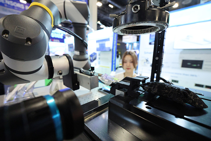 세계 최대 정보기술(IT)·가전 전시회 'CES 2025' 둘째 날 미국 네바다주 라스베이거스 베네시안 엑스포에 마련된 플라스바이오 전시관에 '자동 미정맥 투여 장치'가 시연되고 있다.2025.1.9.(ⓒ뉴스1, 무단 전재-재배포 금지)
