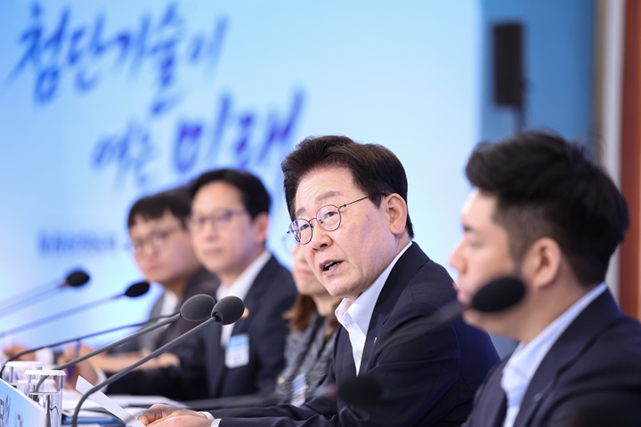이재명 대통령이 12일 청와대에서 열린 미래성장동력 '7대 SEED' 보고회에서 발언하고 있다.(사진=저작권자(c) 연합뉴스, 무단 전재-재배포 금지)