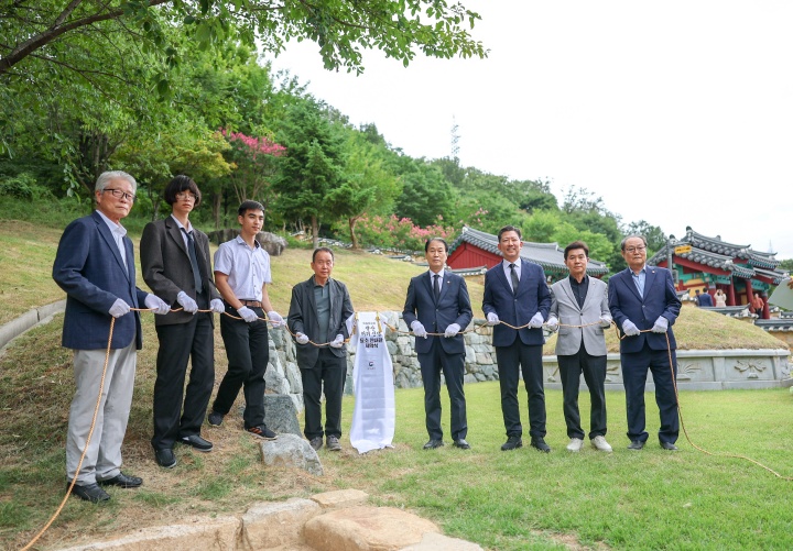 12일 오후 경상북도 구미 왕산 허위 선생 묘소에서 열린 독립유공자 산재묘소 안내판 제막식에서 권오을 국가보훈부 장관 등 참석자들이 제막하고 있다. 2026.8.12 (ⓒ뉴스1, 국가보훈부 제공, 무단 전재-재배포 금지)