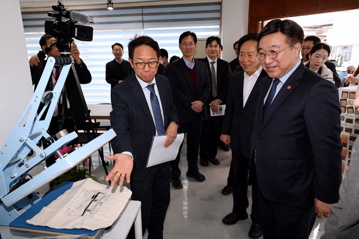 윤호중 행정안전부 장관이 16일 경북 안동시 소재 우수 마을기업 현장을 방문해 마을공방 운영 현장을 둘러보고 있다. 2026.3.16.(ⓒ뉴스1, 무단 전재-재배포 금지)