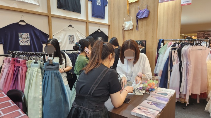 한복상점에서 한복을 구입하는 사람들. (본인촬영)