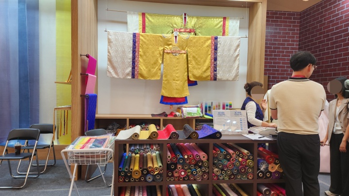 전통한복 원단으로 만든 한복들이 곳곳에 걸려 있다. (본인촬영)