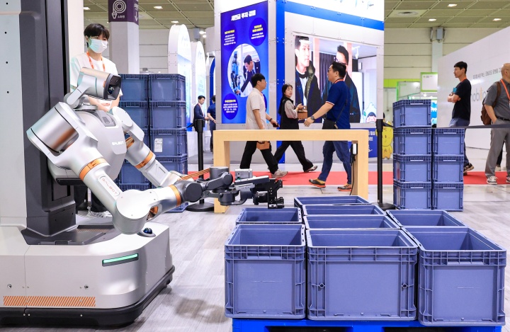 10일 서울 강남구 코엑스에서 열리는 '2026 스마트테크 코리아'에서 관계자들이 산업로봇을 시연하고 있다. 2026.6.10 (ⓒ뉴스1, 무단 전재-재배포 금지)