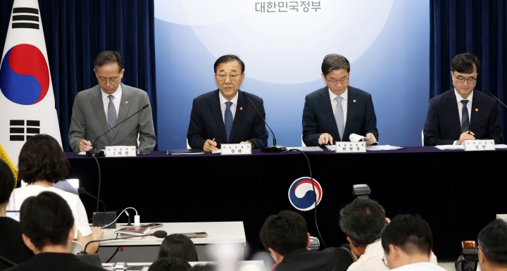 김윤덕 국토교통부 장관 등이 13일 서울 종로구 세종대로 정부서울청사에서 전월세 및 매매시장 안정을 위한 주택 신속공급 방안 및 부동산 시장 안정을 위한 금융 종합대책을 발표하고 있다. 왼쪽부터 이형일 재정경제부 1차관, 김 장관, 이억만 금융위원장, 임기근 국무조정실장. (ⓒ뉴스1, 무단 전재-재배포 금지)