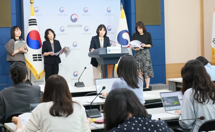 김가로 성평등가족부 가족정책관이 13일 오전 서울 종로구 정부서울청사에서 공공아이돌봄지원강화 및 아이돌봄사 일자리 환경 개선 추진 등 '2025년 아이돌봄서비스 실태조사' 주요 결과를 발표하고 있다. (ⓒ뉴스1, 성평등가족부 제공, 무단 전재-재배포 금지)
