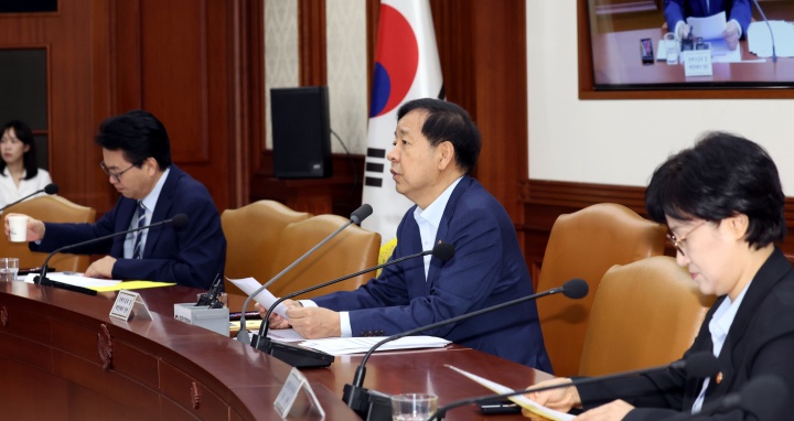 구윤철 경제부총리 겸 재정경제부 장관이 13일 오전 서울 종로구 세종대로 정부서울청사에서 열린 비상경제본부 회의 겸 경제관계장관회의 겸 민생물가 특별관리 관계장관 TF에서 모두 발언을 하고 있다. 2026.8.13 (ⓒ뉴스1, 무단 전재-재배포 금지)