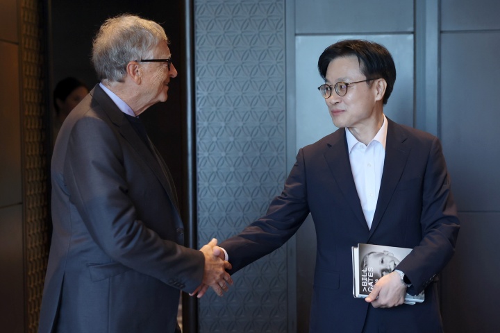 지난해 만남을 가진 김정관 산업통상자원부 장관과 빌 게이츠 테라파워(TerraPower) 이사회 의장. 2025.8.22 (ⓒ뉴스1, 산업통상부 제공, 무단 전재-재배포 금지)