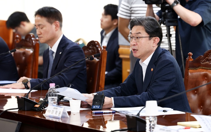 이억원 금융위원장이 14일 서울 중구 은행회관에서 열린 확대 가계부채 점검회의에서 발언하고 있다. 2026.8.14 (ⓒ뉴스1, 무단 전재-재배포 금지)