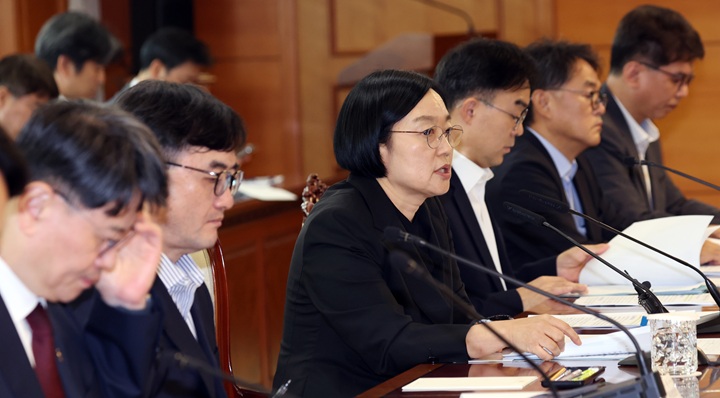 한성숙 국무총리가 14일 오후 서울 종로구 세종대로 정부서울청사에서 열린 주택 신속공급 점검 회의에서 모두 발언을 하고 있다. 2026.8.14(ⓒ뉴스1, 무단 전재-재배포 금지)