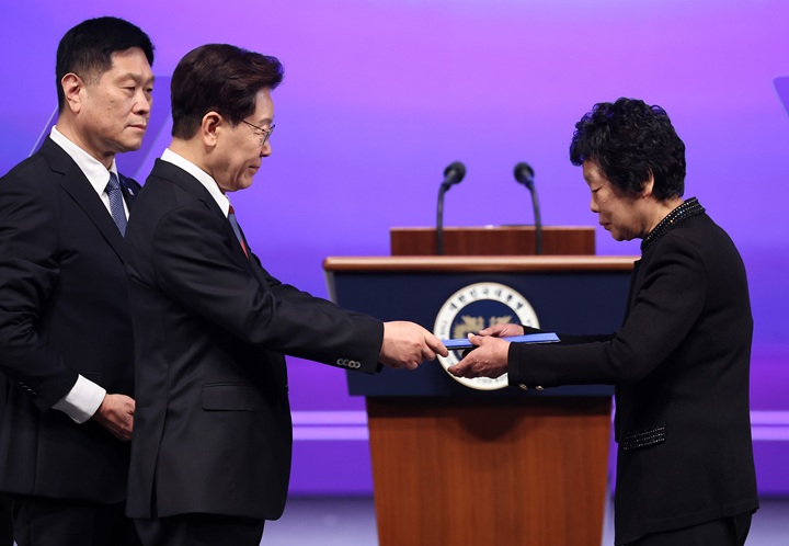 이재명 대통령이 15일 서울 종로구 세종문화회관에서 열린 제81주년 광복절 경축식에서 고 안종익 선생의 유족 손녀 안양금 씨에게 건국훈장 애국장을 수여하고 있다. 2026.8.15(ⓒ뉴스1, 무단 전재-재배포 금지)