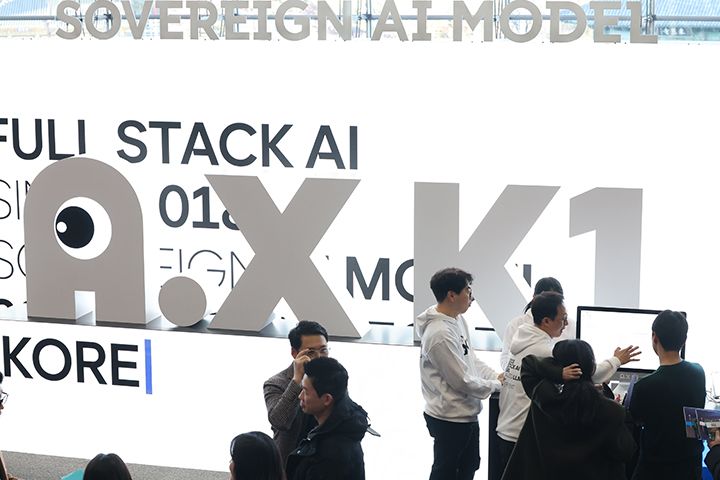 서울 강남구 코엑스에서 열린 '독자 AI 파운데이션 모델' 프로젝트 1차 발표회에서 참석자들이 SK텔레콤부스를 둘러보고 있다. 2025.12.30.(사진=저작권자(c) 연합뉴스, 무단 전재-재배포 금지)