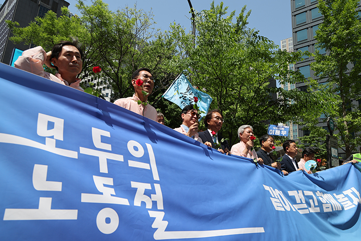 김영훈 고용노동부 장관이 지난 5월 1일 서울 중구 청계광장에서 열린 '이제 다시 모두의 노동절 거리축제 같이 걷고 함께 놀자' 행사에서 5.1km 걷기대회 참가자들과 함께 행진하고 있다.(사진=저작권자(c) 연합뉴스, 무단 전재-재배포 금지)