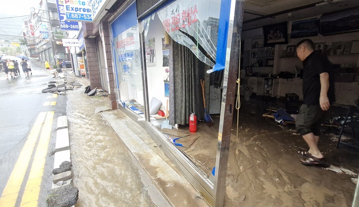 17일 경남 거제시 옥포동의 한 상가가 극한 호우로 침수 피해를 입어 상인이 내부를 정리하고 있다. 2026.8.17(ⓒ뉴스1, 무단 전재-재배포 금지)