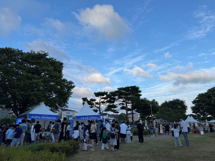 프로그램 전까지 주변을 둘러봤다. 아직 해가 넘어가기 전이었지만, 많은 방문자가 국가유산 야행을 즐기기 위해 현장을 찾았다.