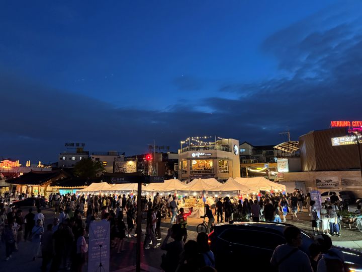 어둠이 내려앉은 수원 화성은 더 아름다웠다. 국가유산 야행은 단순한 행사를 넘어 국가유산을 즐기는 또 하나의 방법이 되고 있다.