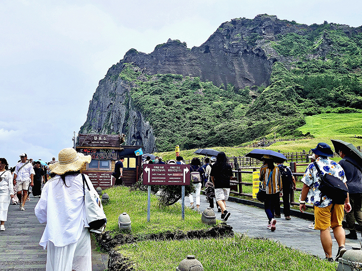 한여름 제주 서귀포 성산일출봉 찾은 관광객들. 2025.7.(사진=저작권자(c) 연합뉴스, 무단 전재-재배포 금지)