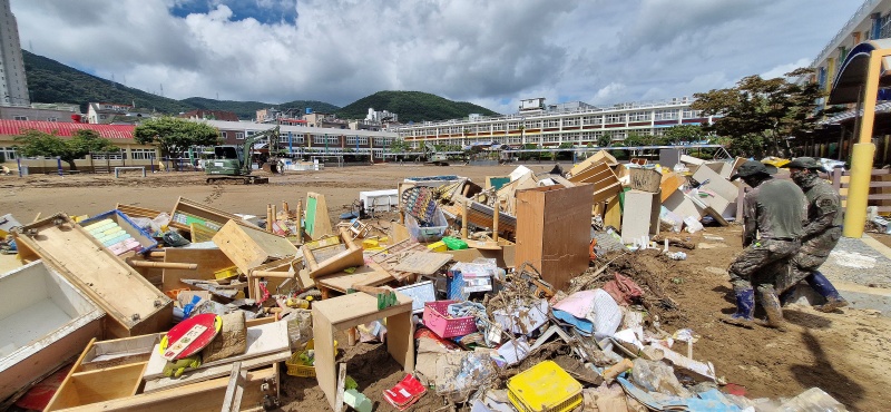 경남 거제시 장평초등학교에서 육군 제39보병사단 기동·공병대대 장병들이 수해 복구 작업을 하고 있다. 2026.8.19. (ⓒ뉴스1, 무단 전재-재배포 금지)