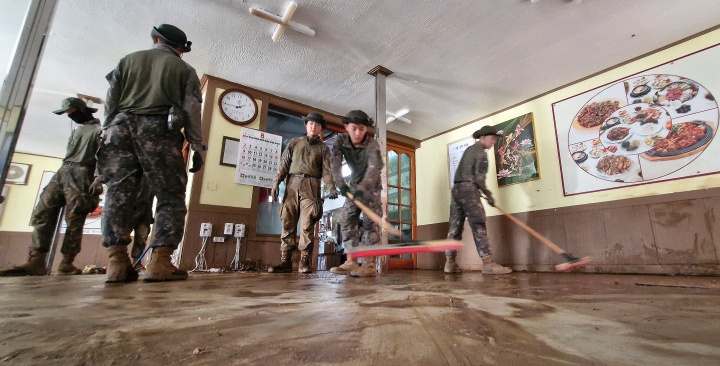 18일 극한 호우로 수해 피해를 본 경남 통영시 봉평동의 한 식당에서 육군 제39보병사단 8358부대 2대대 장병들이 수해복구 작업을 하고 있다. 2026.8.18 (ⓒ뉴스1, 무단 전재-재배포 금지)