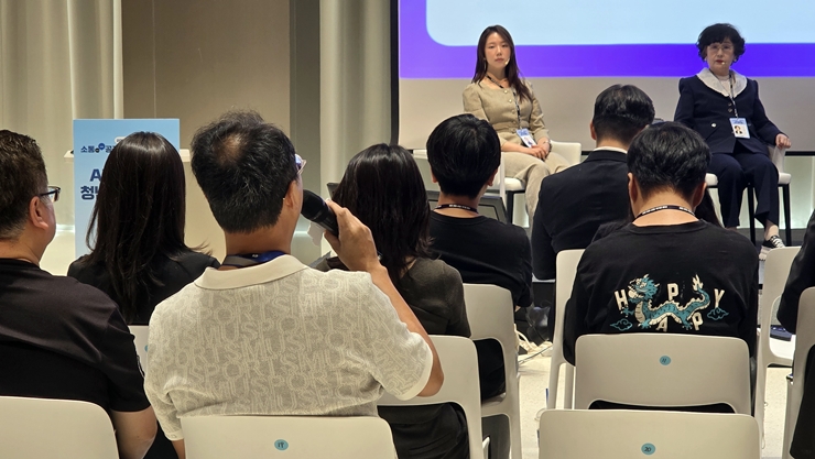 객석의 한 참석자가 패널들에게 질문을 던지고 있다. (본인 촬영)