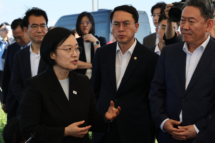 한성숙 국무총리가 24일 전북 군산 새만금 국가산단 7공구 현장을 방문해 조성 현황 등을 점검하며 서강현 현대차 사장과 대화하고 있다. 2026.7.24 (사진=저작권자(c) 연합뉴스, 무단 전재-재배포 금지)