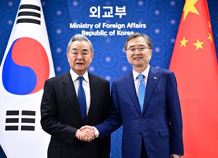 조현 외교부 장관과 왕이 중국공산당 중앙외사판공실 주임 겸 외교부장이 지난 19일 서울 종로구 정부서울청사 외교부에서 열린 한중 외교장관 회담에서 악수하며 기념 촬영을 하고 있다.(사진=외교부 제공)