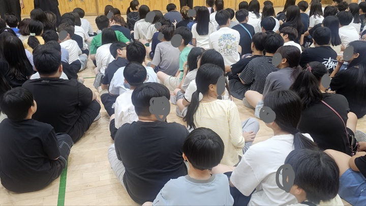 공습 경보에 대피한 학생들 (본인 촬영)