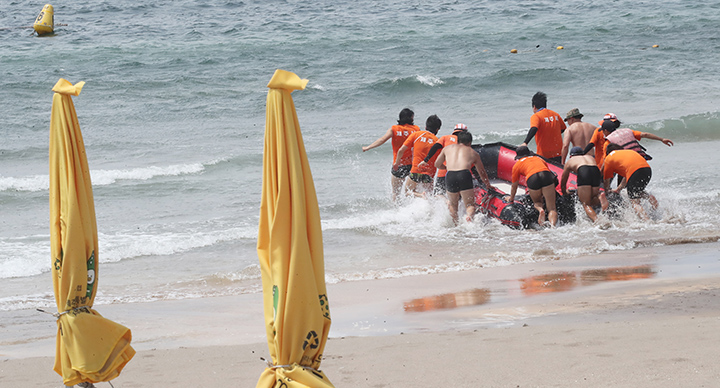 제주 북부지역에 폭염경보와 강풍주의보가 동시에 발효된 8일 오후 제주소방서와 119시민수상구조대가 제주시 이호테우해수욕장에서 익수자 구조 훈련을 하고 있다.2024.7.(ⓒ뉴스1, 무단 전재-재배포 금지)