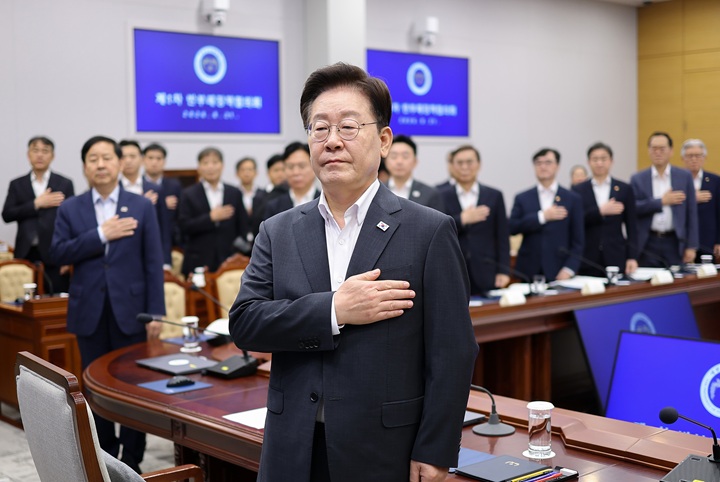 이재명 대통령이 21일 청와대에서 열린 국민주권정부 제1차 반부패정책협의회에서 국민의례를 하고 있다. 2026.8.21(사진=저작권자(c) 연합뉴스, 무단 전재-재배포 금지)