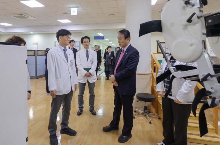 권오을 국가보훈부 장관이 12일 오후 제주지역 보훈현장 소통 행보를 위해 보훈 위탁병원인 제주대학교병원을 현장방문해 최국명 제주대학교병원장과 함께 병원시설을 둘러보고 있다. 2026.3.12 (ⓒ뉴스1, 국가보훈부 제공, 무단 전재-재배포 금지)
