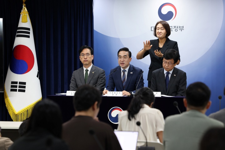 박홍근 기획예산처 장관(가운데)이 21일 서울 종로구 정부서울청사에서 열린 제1차 재정운용전략협의회 관계부처 합동 브리핑에서 지방교육재정교부금 개편 방안을 발표 하고 있다. 왼쪽부터 김민재 행정안전부 차관, 박 장관, 최교진 교육부 장관. 2026.8.21 (ⓒ뉴스1, 무단 전재-재배포 금지)