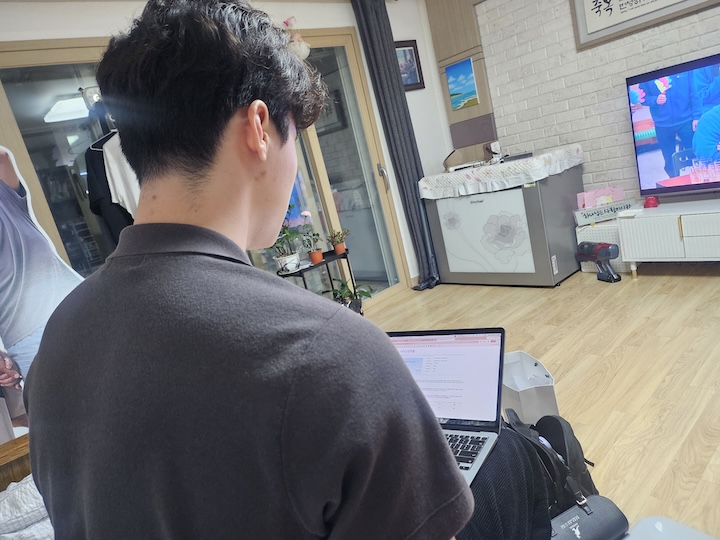 온라인 수강중인 기자 (출처 : 본인 촬영)